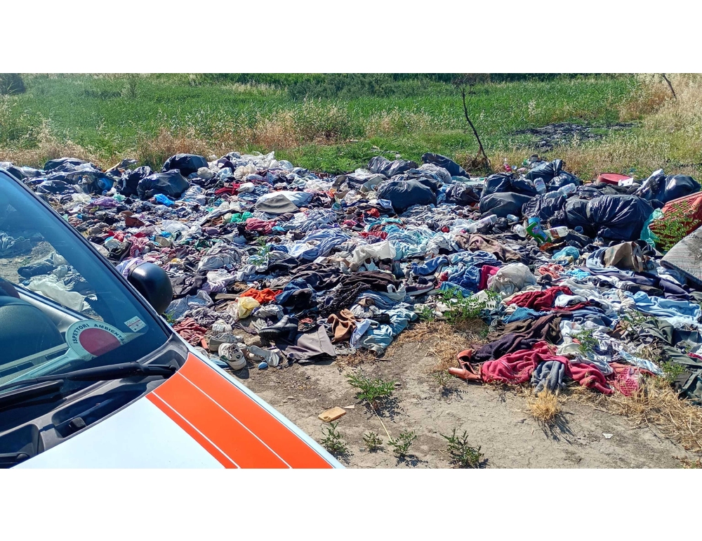 In torrente del Foggiano chilometri di scarti di abiti usati abbandonati