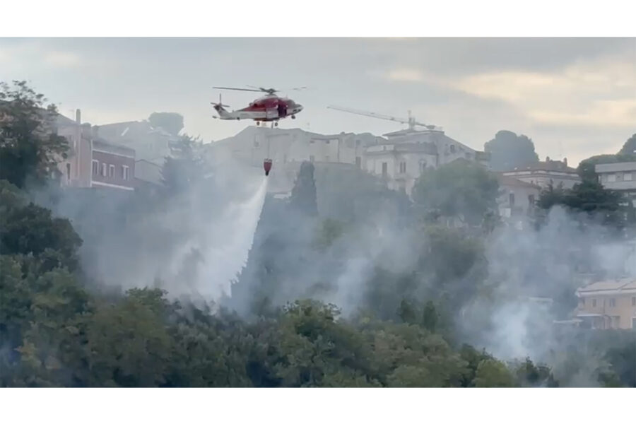 Vasto rogo nel pomeriggio a ridosso del centro abitato. Decisivi i lanci dell'elicottero