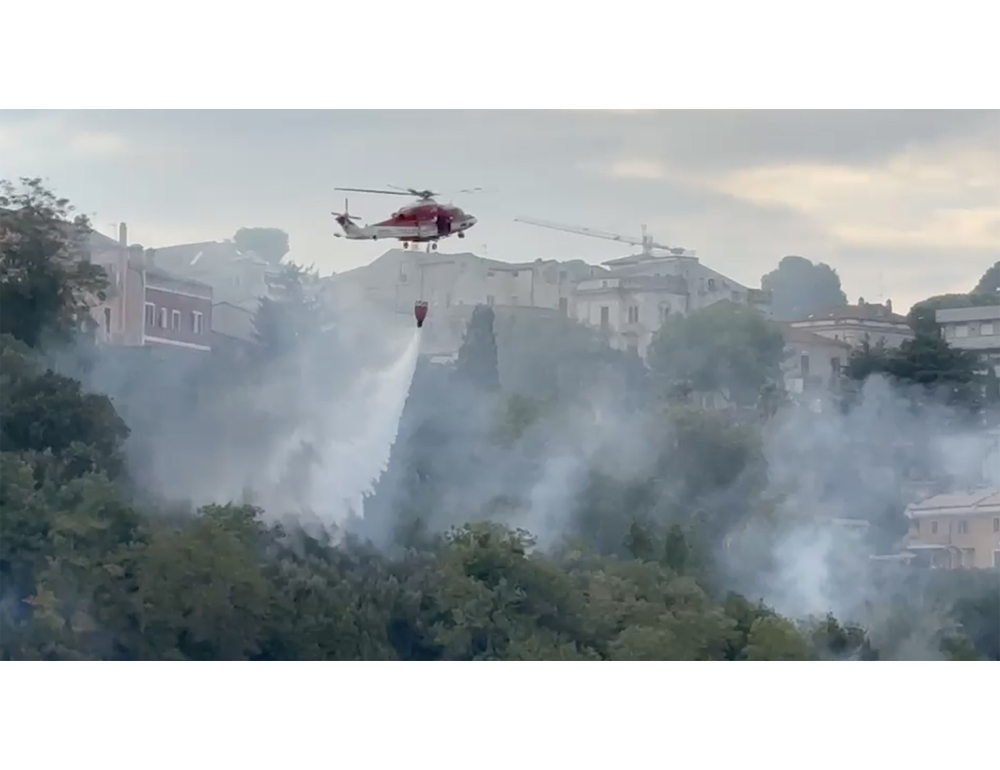 Incendio a Giulianova, fiamme fermate prima delle case