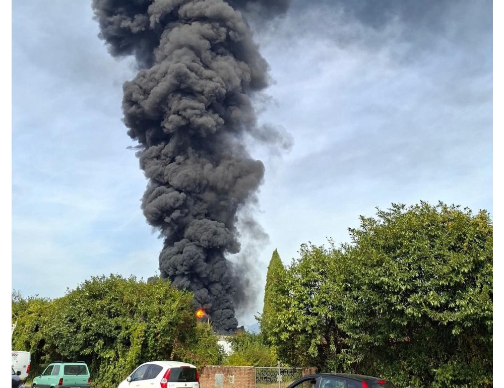 Incendio in azienda vicentina, colonna di fumo nero visibile da chilometri