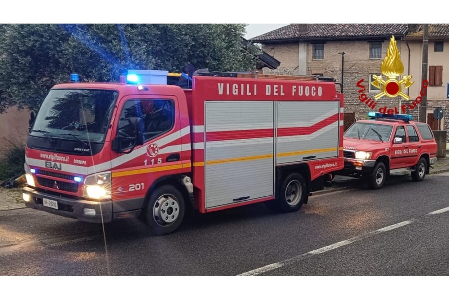 I vigili del fuoco hanno contenuto il rogo