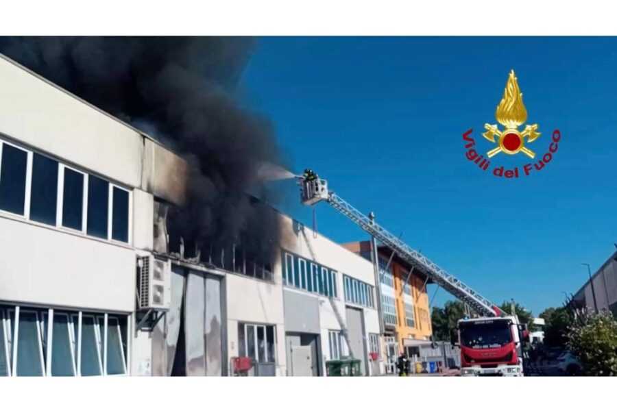 Vigili dal fuoco al lavoro a Silea per circoscrivere le fiamme