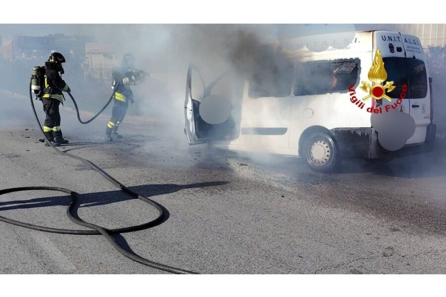 Il mezzo era diretto ad Ascoli. Le fiamme nel vano motore