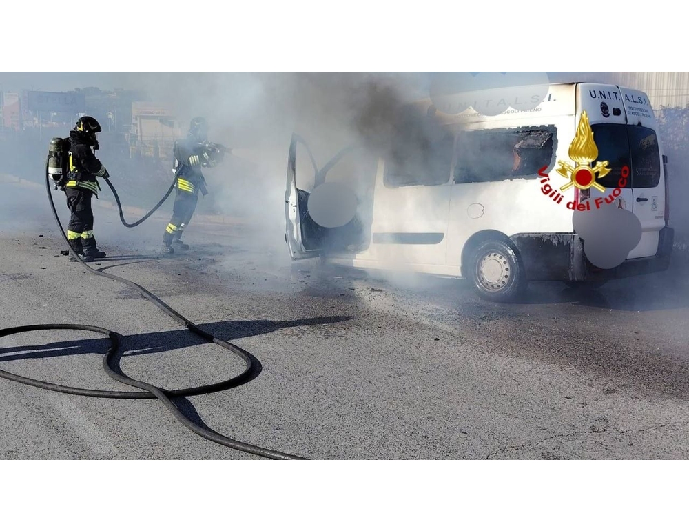 Incendio su un minibus dopo il pellegrinaggio a Loreto, nessun ferito