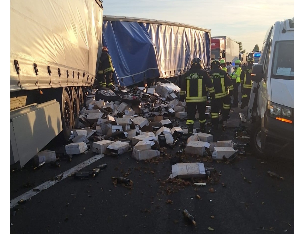 Incidente con tre mezzi pesanti in A4, morta una persona