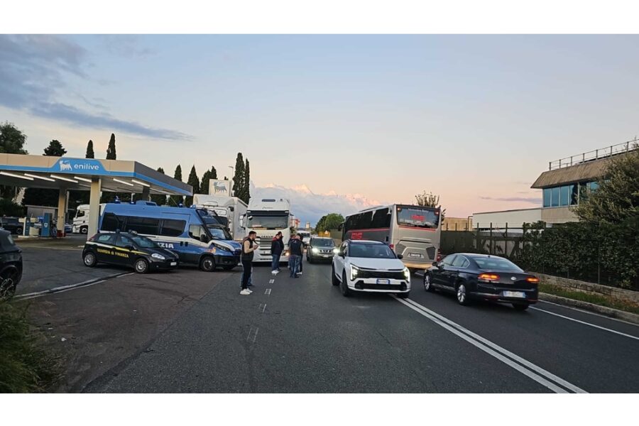 Camion posizionati a bordo strada