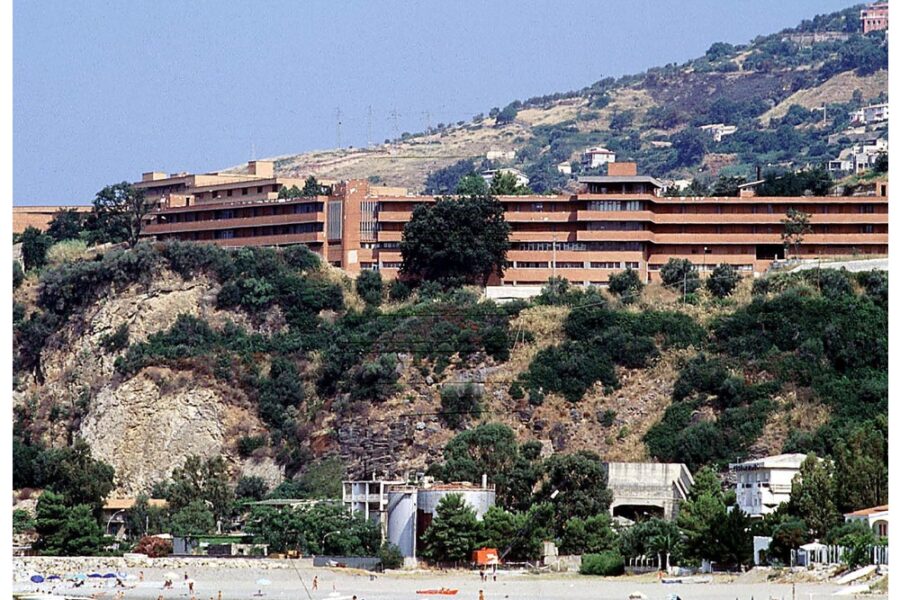 Il dirigente medico le ha trovate al termine del turno di notte nel parcheggio a Cetraro