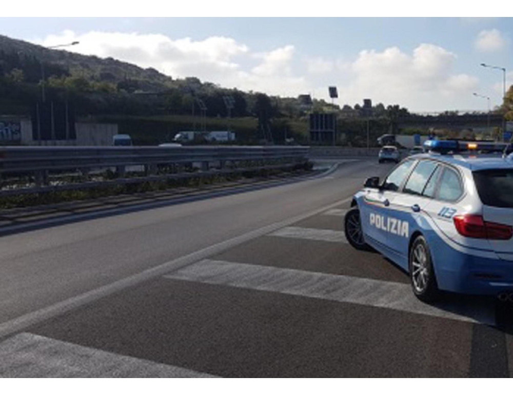 Investe con l’auto un operaio in A14 e scappa, 24enne in gravi condizioni