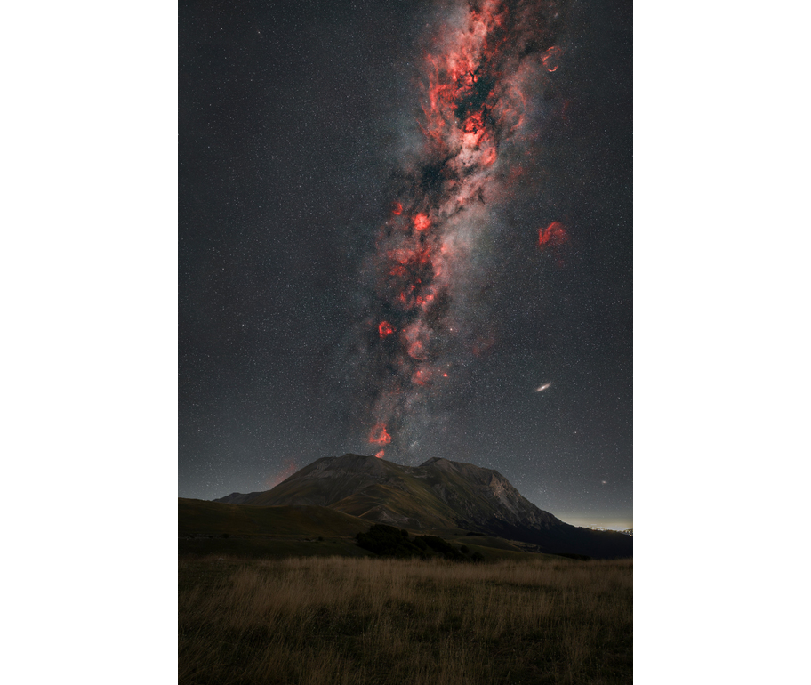 La Via Lattea ‘erutta’ sul monte Vettore, foto finalista a Greenwich
