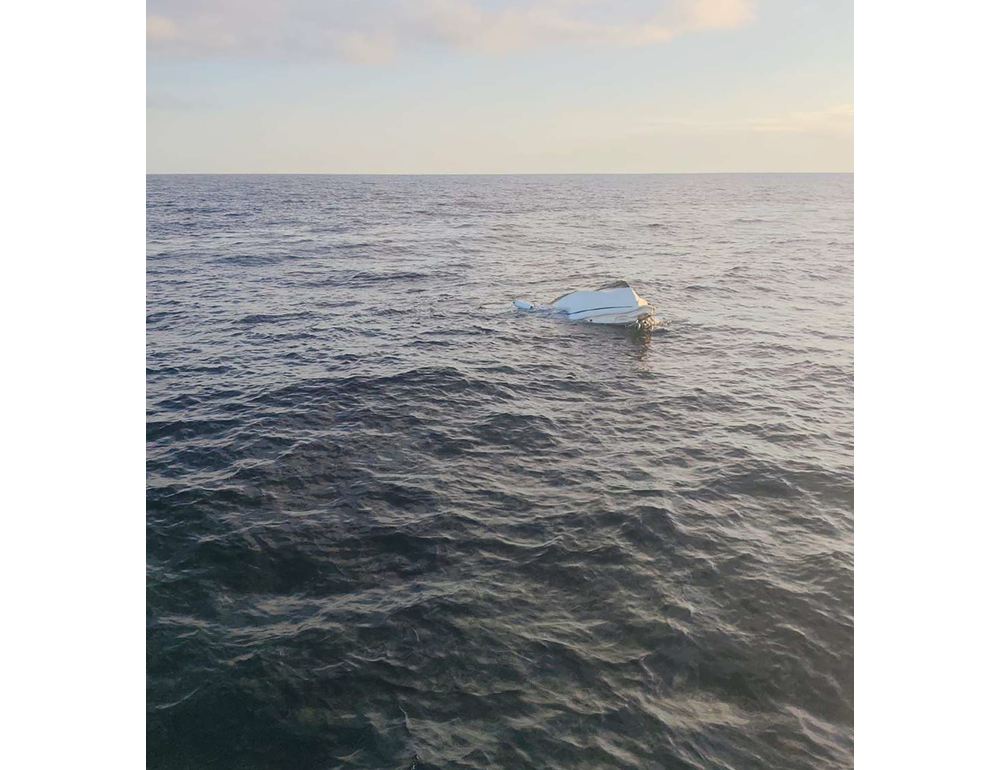 La barca affonda e un pescatore resta in mare 8 ore, salvato nel buio