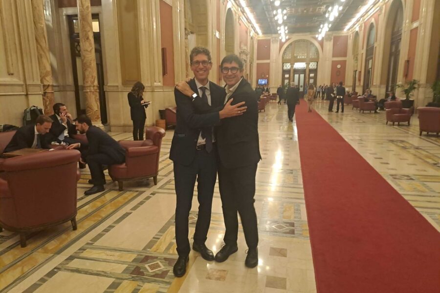 ANSALa-foto-risposta-di-Magi-e-Fratoianni-a-Meloni-un-abbraccio-in-Transatlantico