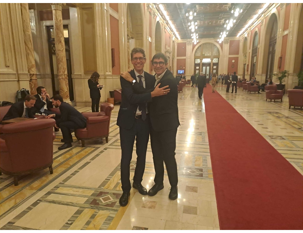 La foto-risposta di Magi e Fratoianni a Meloni, un abbraccio in Transatlantico