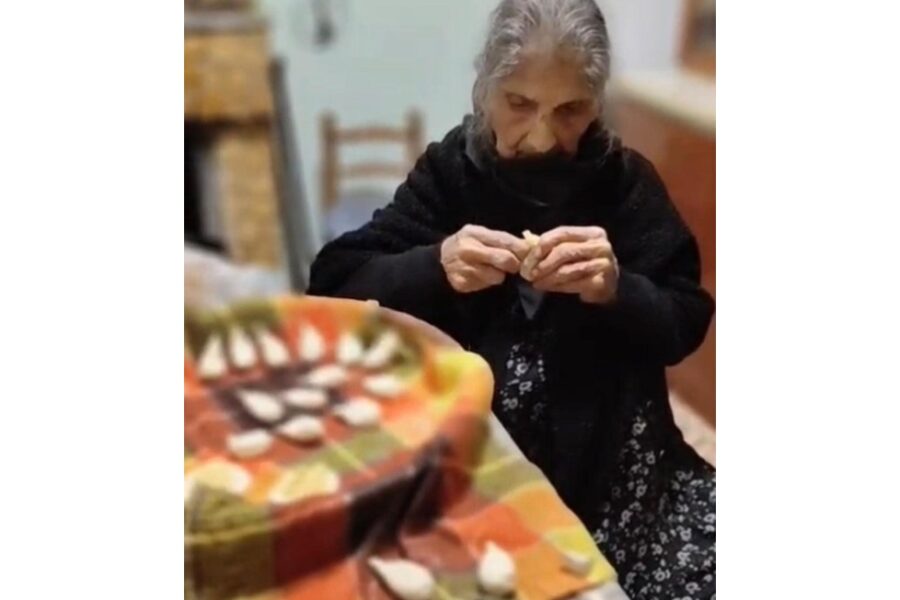 Vive a Esterzili. A 10 anni lasciò la scuola per lavorare