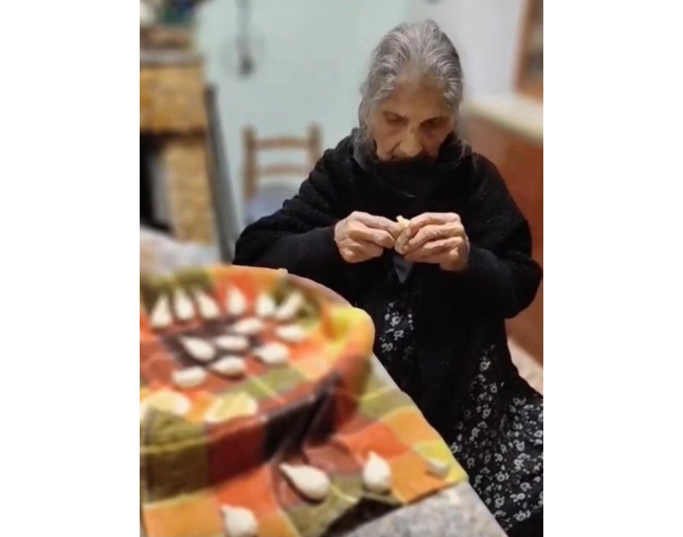 La ricetta dei 103 anni, zia Teresina prepara ancora i culurgiones a mano