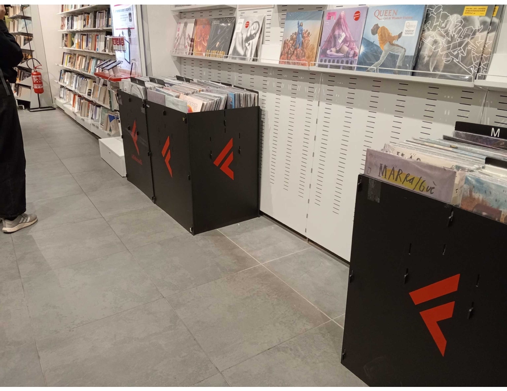 Libreria Feltrinelli in stazione Torino riapre dopo assalto durante corteo