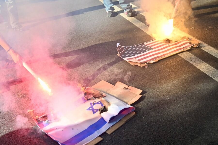 ANSALiceali-in-corteo-a-Roma-bruciano-bandiere-di-Usa-e-Israele