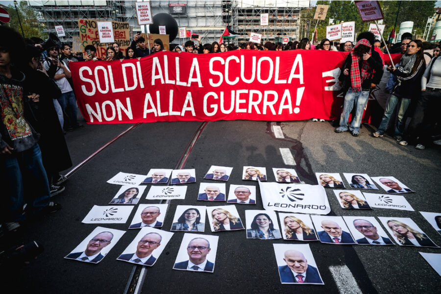 'Il 30/10 sciopero generale'. Cori contro Pd e Cgil