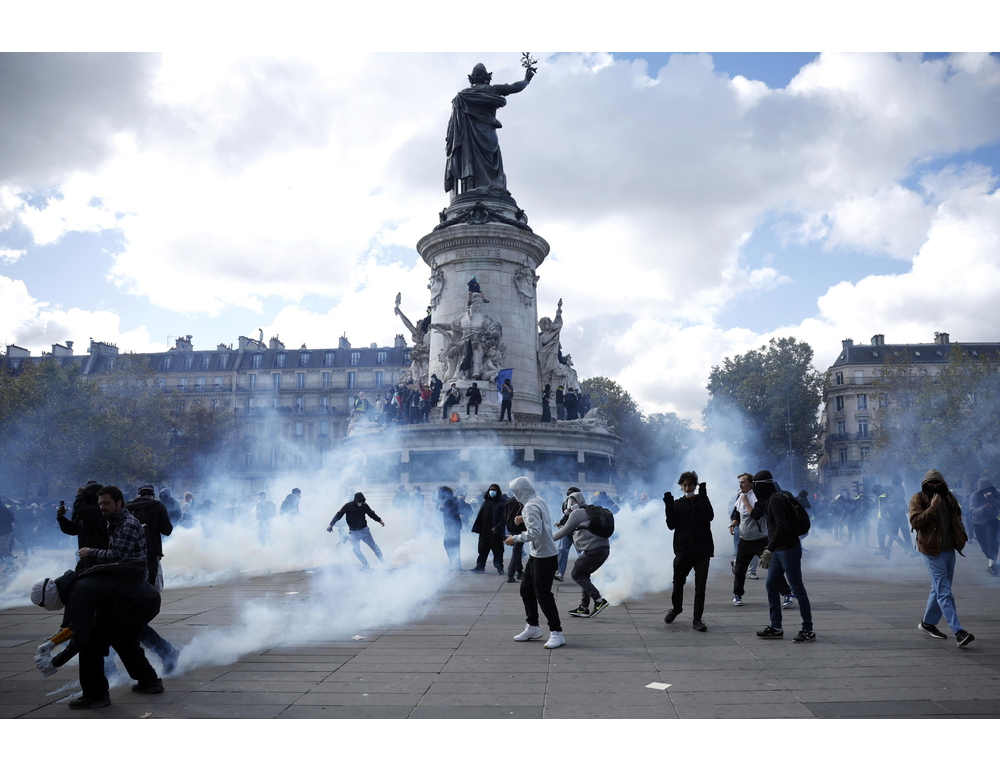 Macron, ‘nessun posto alla violenza, chi distrugge e saccheggia verrà punito’