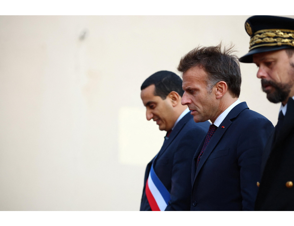 Macron sul luogo della strage a Trappes, ‘attentato razzista’
