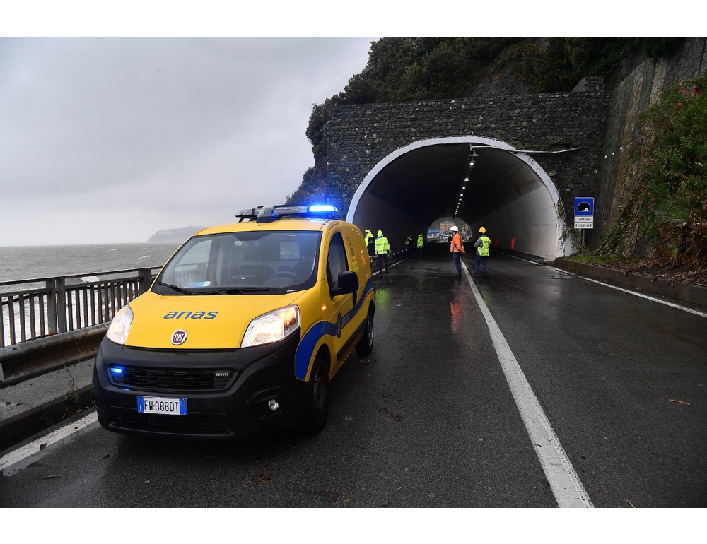Maltempo Liguria, Aurelia chiusa a Celle Ligure per caduta massi