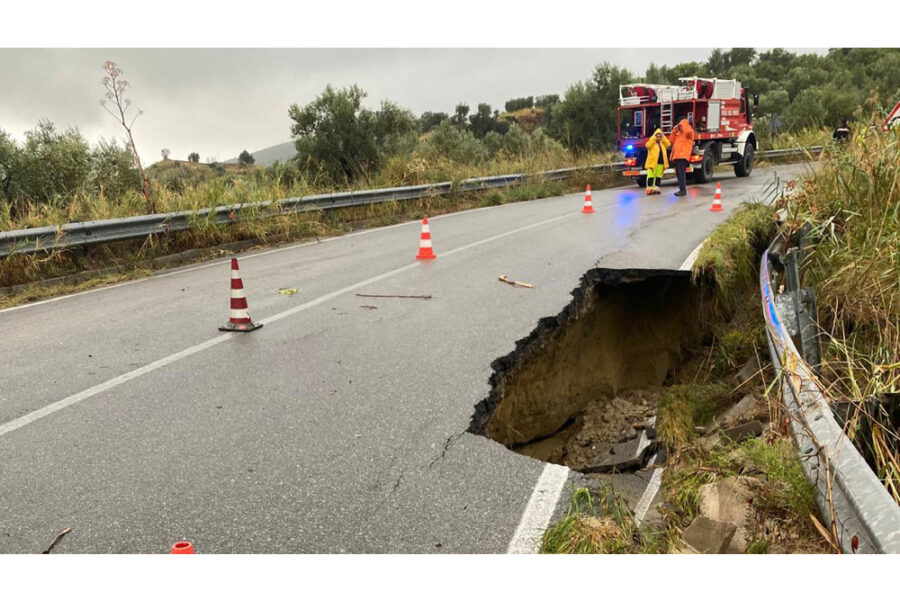 Voragine sulla Sp30. Acqua e fango nella zona industriale di Polligrone e Barretta