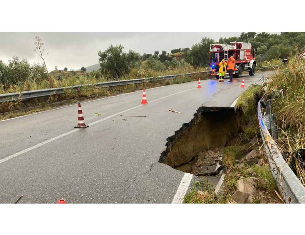 Maltempo in Calabria, cede strada nel Crotonese, disagi alla circolazione