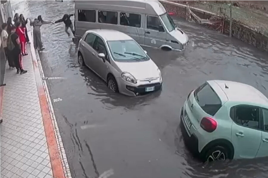 A Giugliano un alunno esce dal finestrino del pulmino impantanatosi nell'acqua