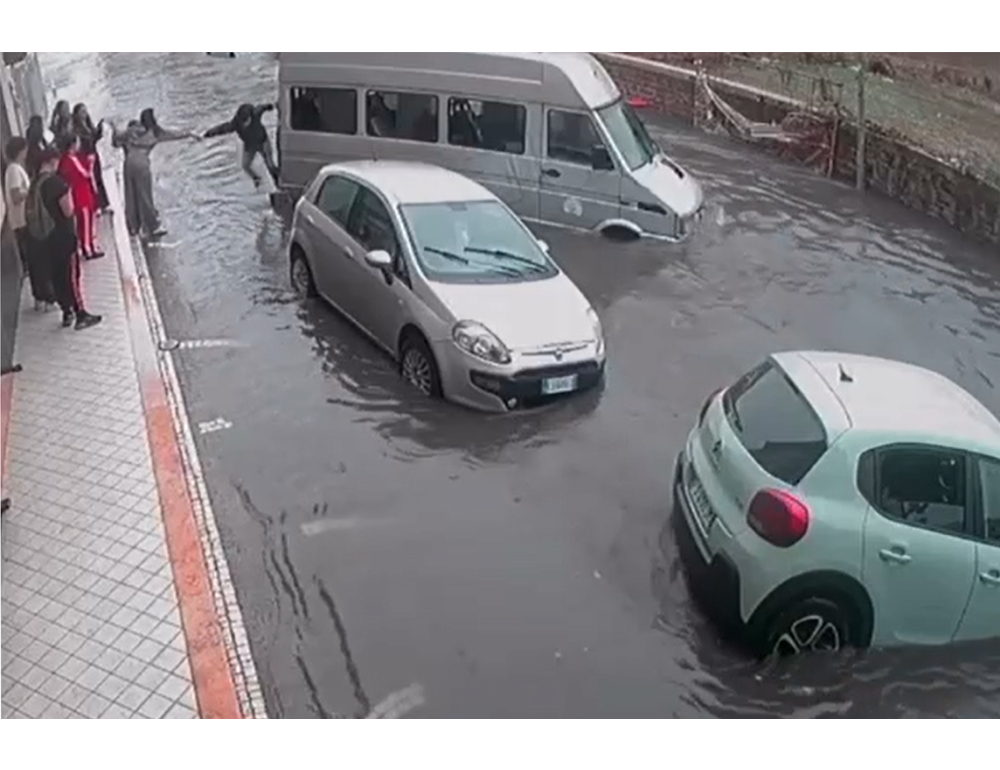 Maltempo nel Napoletano, strade come torrenti e studenti tenuti in classe