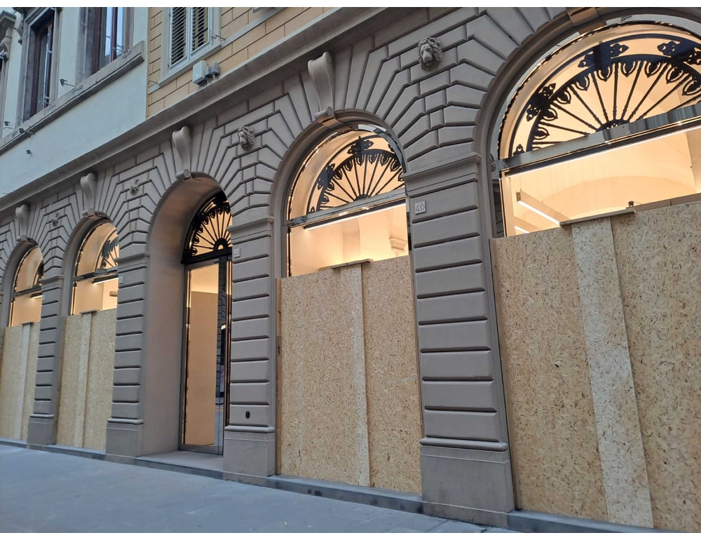 Manifestazioni a Firenze, in centro più negozi con le vetrine blindate