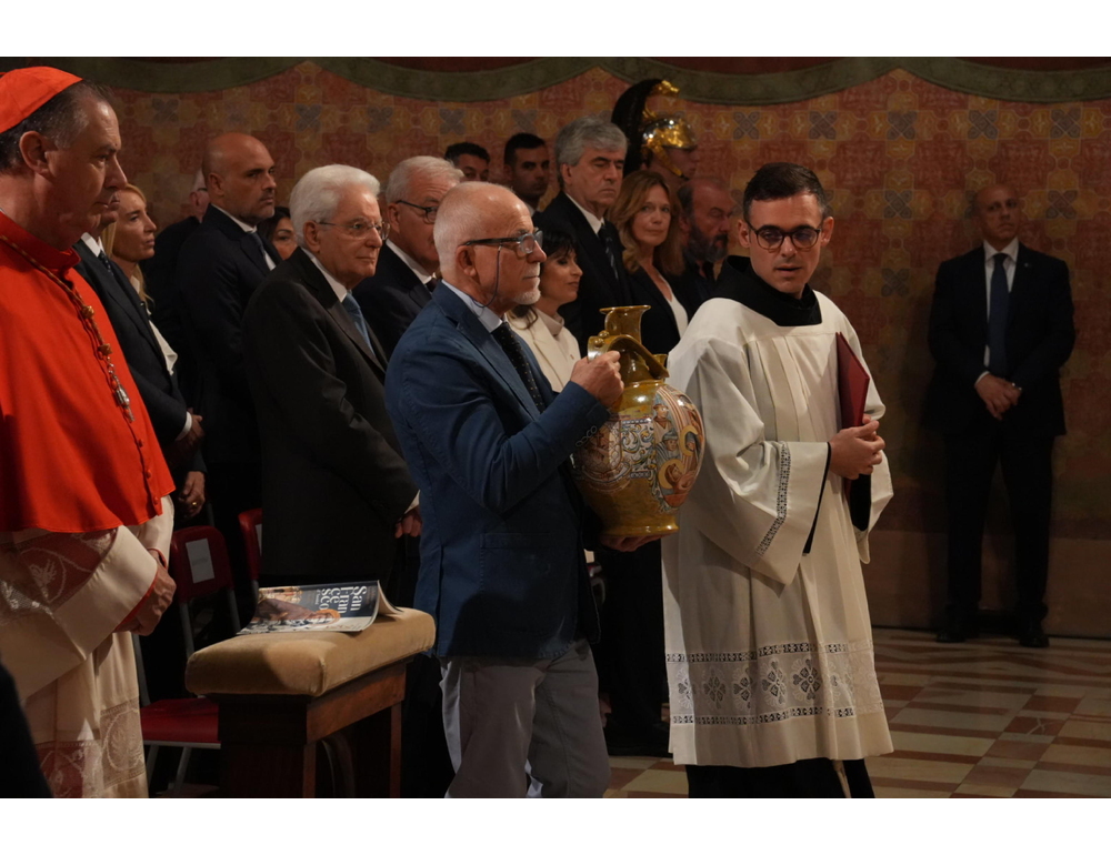 Mattarella, il mondo si illumini e si possa indicare la via della pace