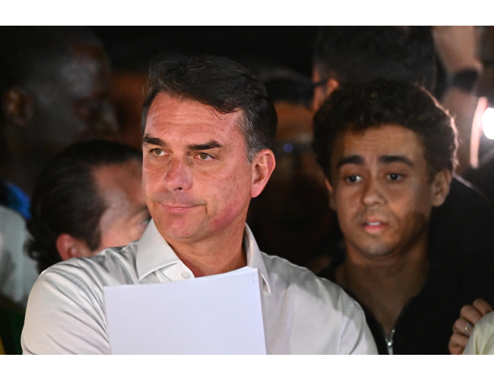 Media, Flavio Bolsonaro è in volo per gli Stati Uniti