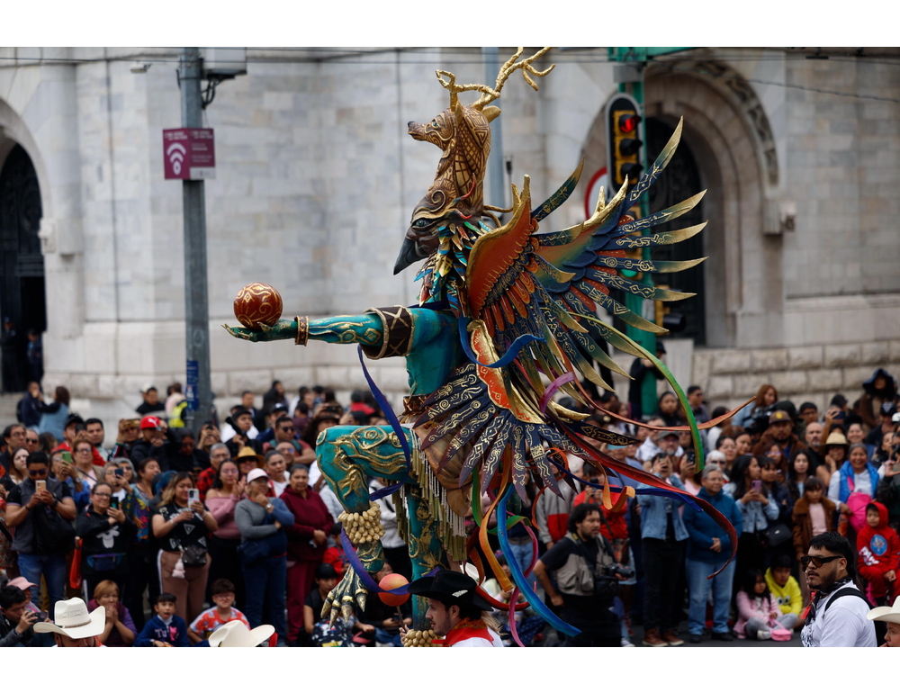 Messico, gli ‘alebrijes’ colorano le strade della capitale