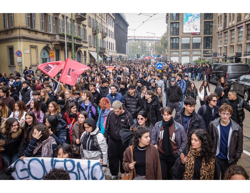 Migliaia di studenti a Milano per corteo ‘Nessuno è straniero’