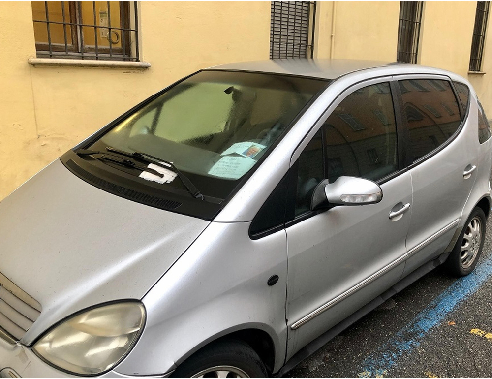 Milano chiede il ritorno delle multe cartacee sul parabrezza delle auto