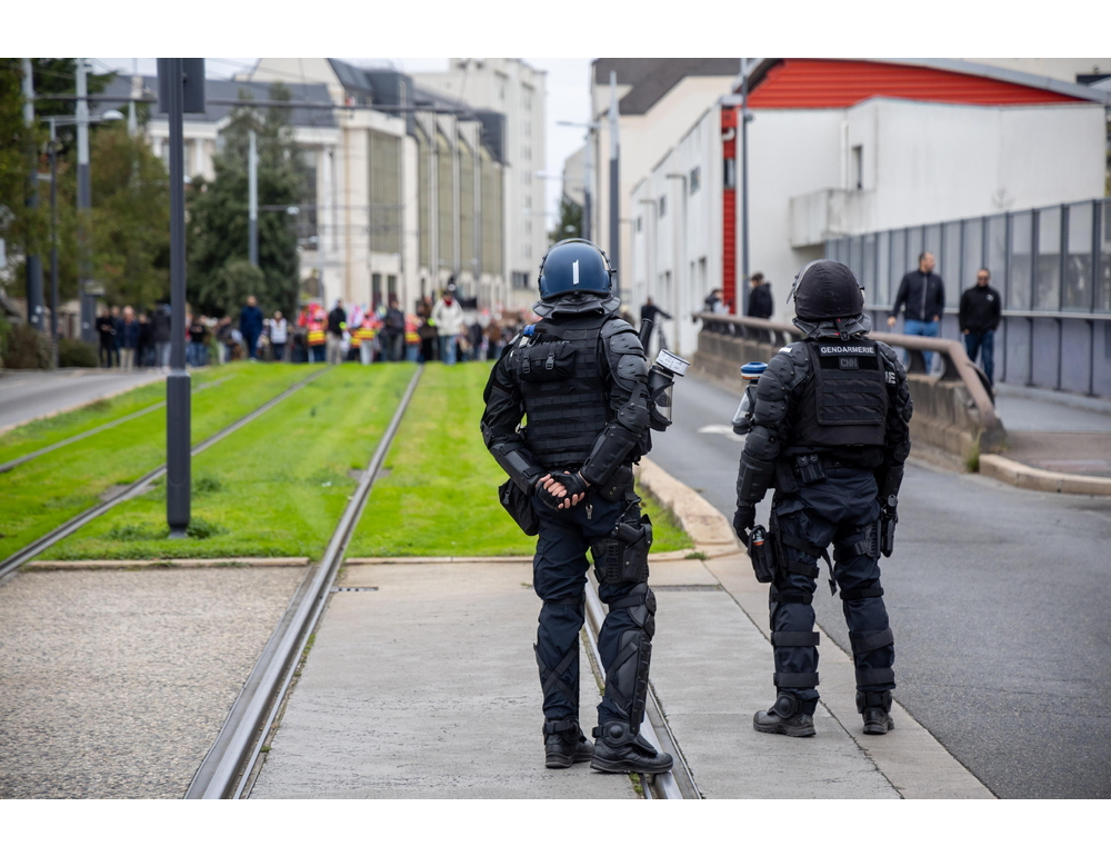 Militanti antifascisti sfidano divieto e manifestano ad Orléans per congresso Rn
