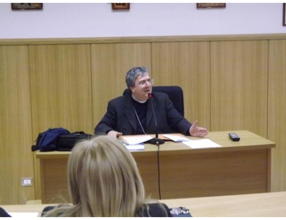 Mons. Savino (Cei), l’esecuzione in diretta preoccupa, il lutto cerca altro