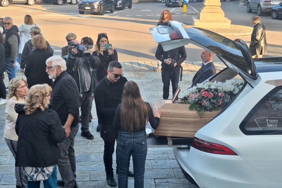 Chiesa gremita per l'addio a Pierina Buffon e le note di 'Combattente' di Fiorella Mannoia