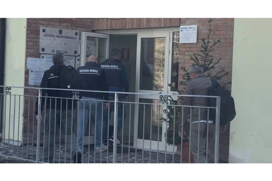 Poliziotti nella scuola dove lavora il marito dell'amica di Di Vita