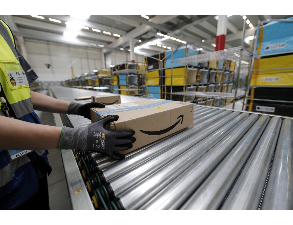 Muore a 25 anni in uno stabilimento Amazon a Roma, ipotesi malore