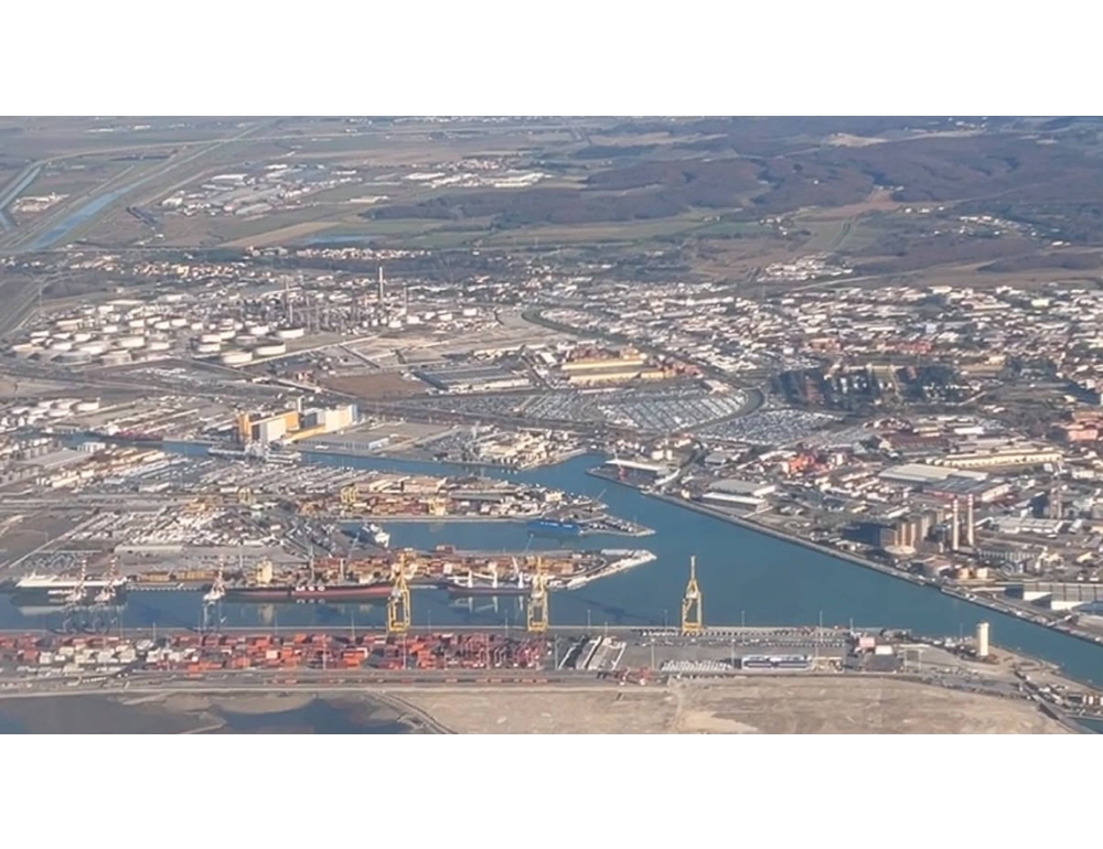Nave container urta gru in porto a Livorno, nessun ferito