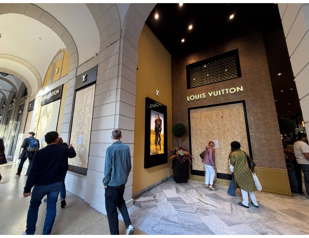 Nel centro di Bologna i negozi schermano le vetrine con pannelli