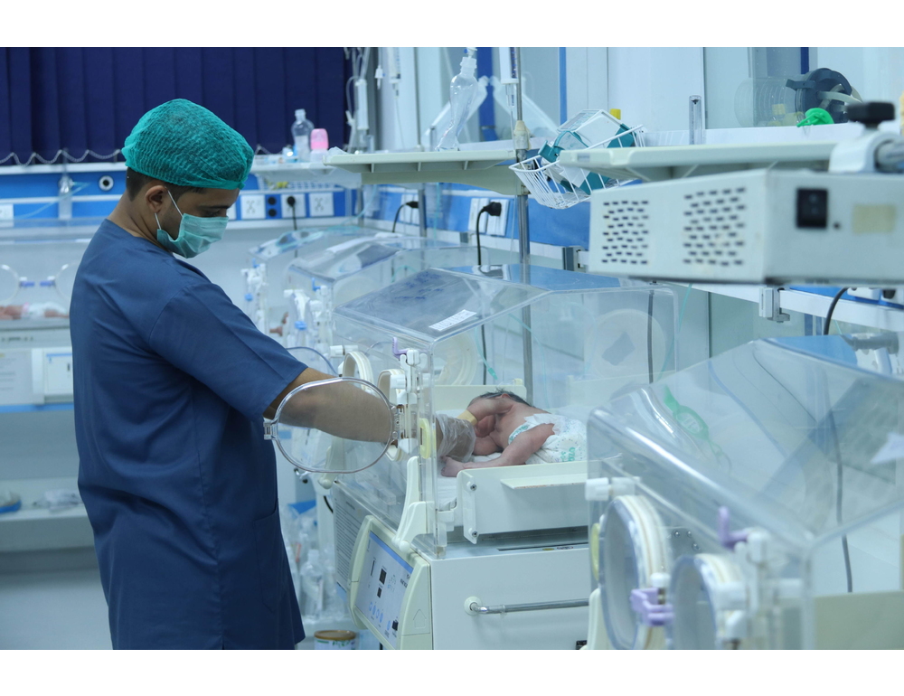 Neonato ritrovato in un sacchetto ‘è reattivo e si alimenta col biberon’
