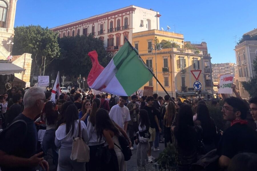 'Mancano docenti e edifici fatiscenti: i soldi non alla guerra'
