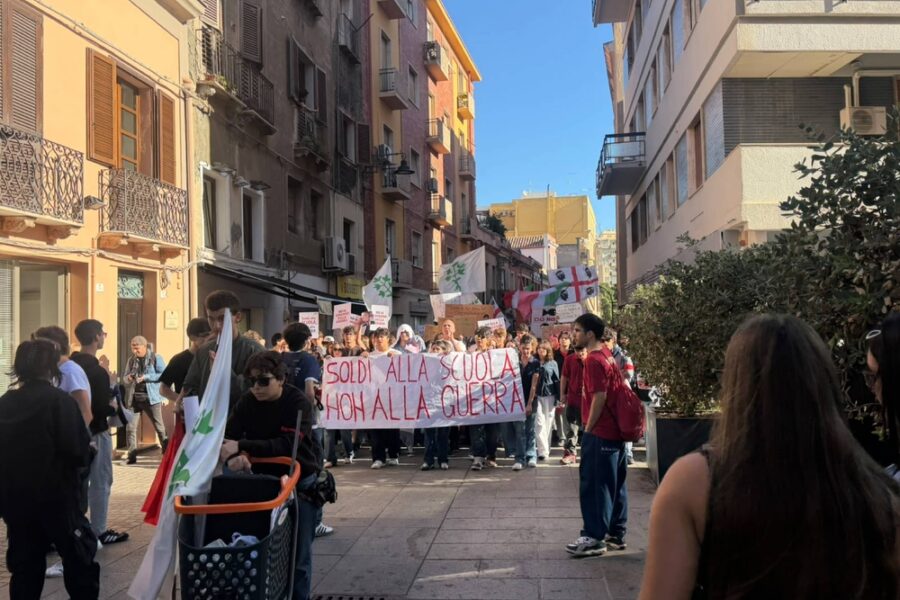 Impronte di mani rosse sui volti di alcuni politici
