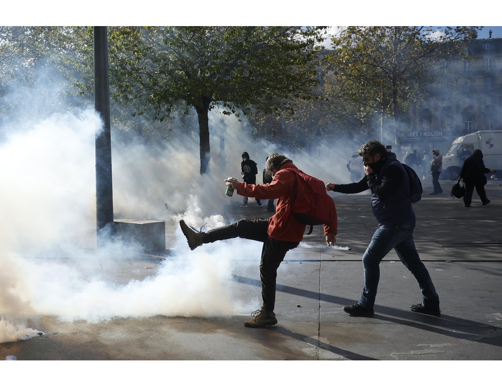 Nuovi scontri e saccheggi a Parigi