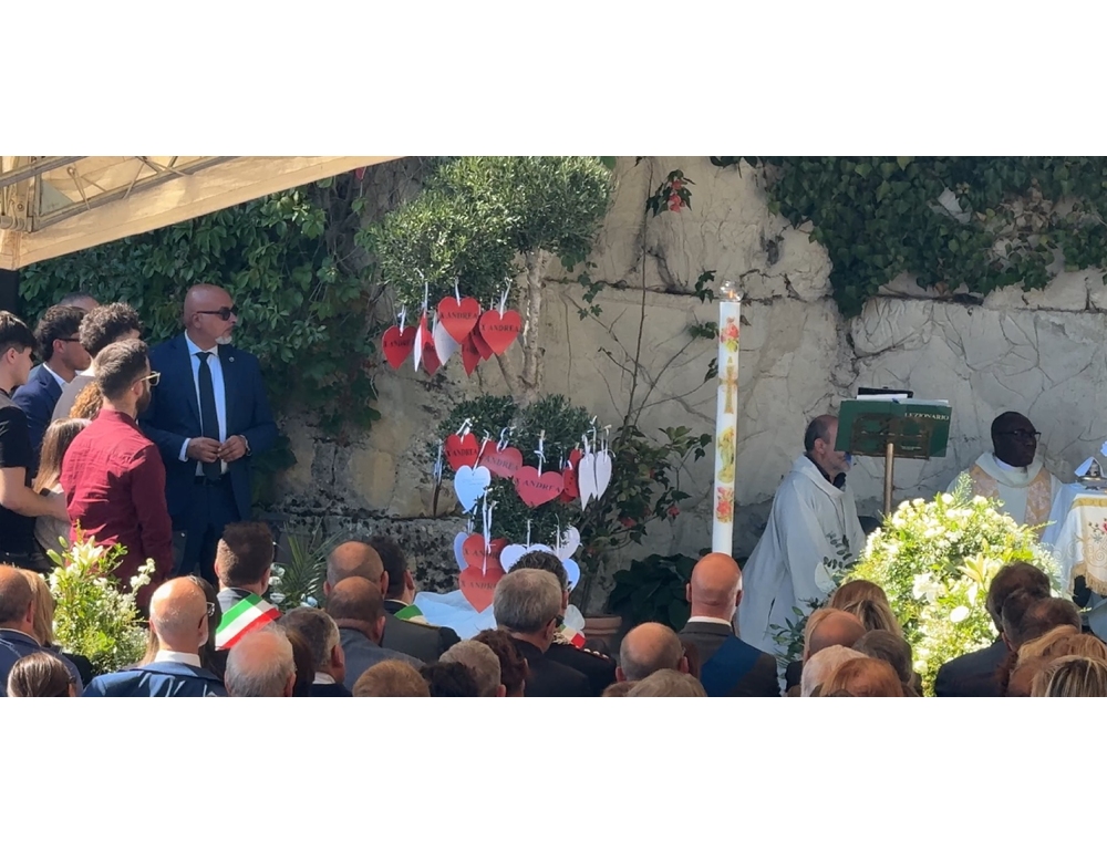 Oltre mille persone a Tottea per i funerali di Andrea Moretti