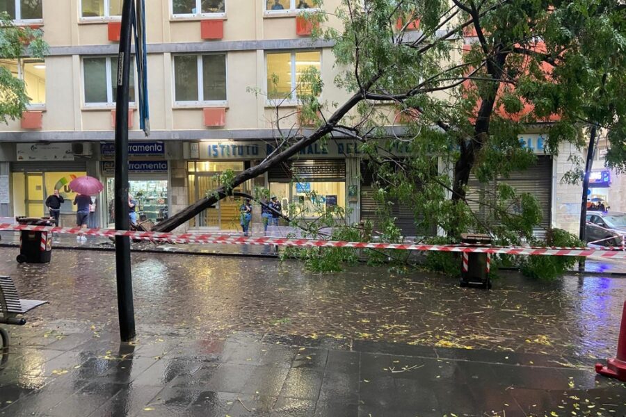 A Pozzuoli giù nella notte la parete supermercato