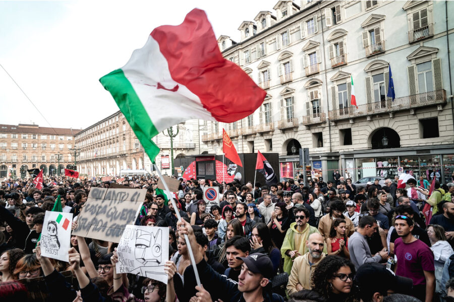 I manifestanti sfilano nel centro storico