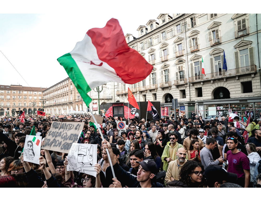 Partito a Torino il corteo contro caro-vita, anche collettivi studenti