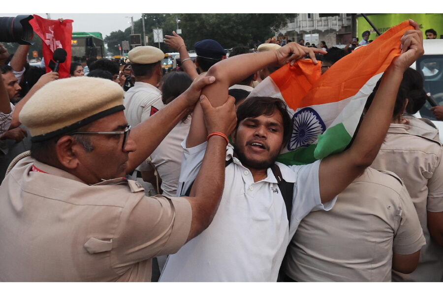 ANSAPartito-delle-blatte-protesta-a-New-Delhi-basta-attacchi-ai-diritti-democratici